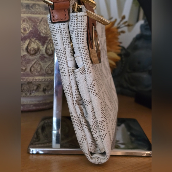 Michael Kors Fulton Crossbody - Vanilla Monogram Euc - Picture 4 of 16